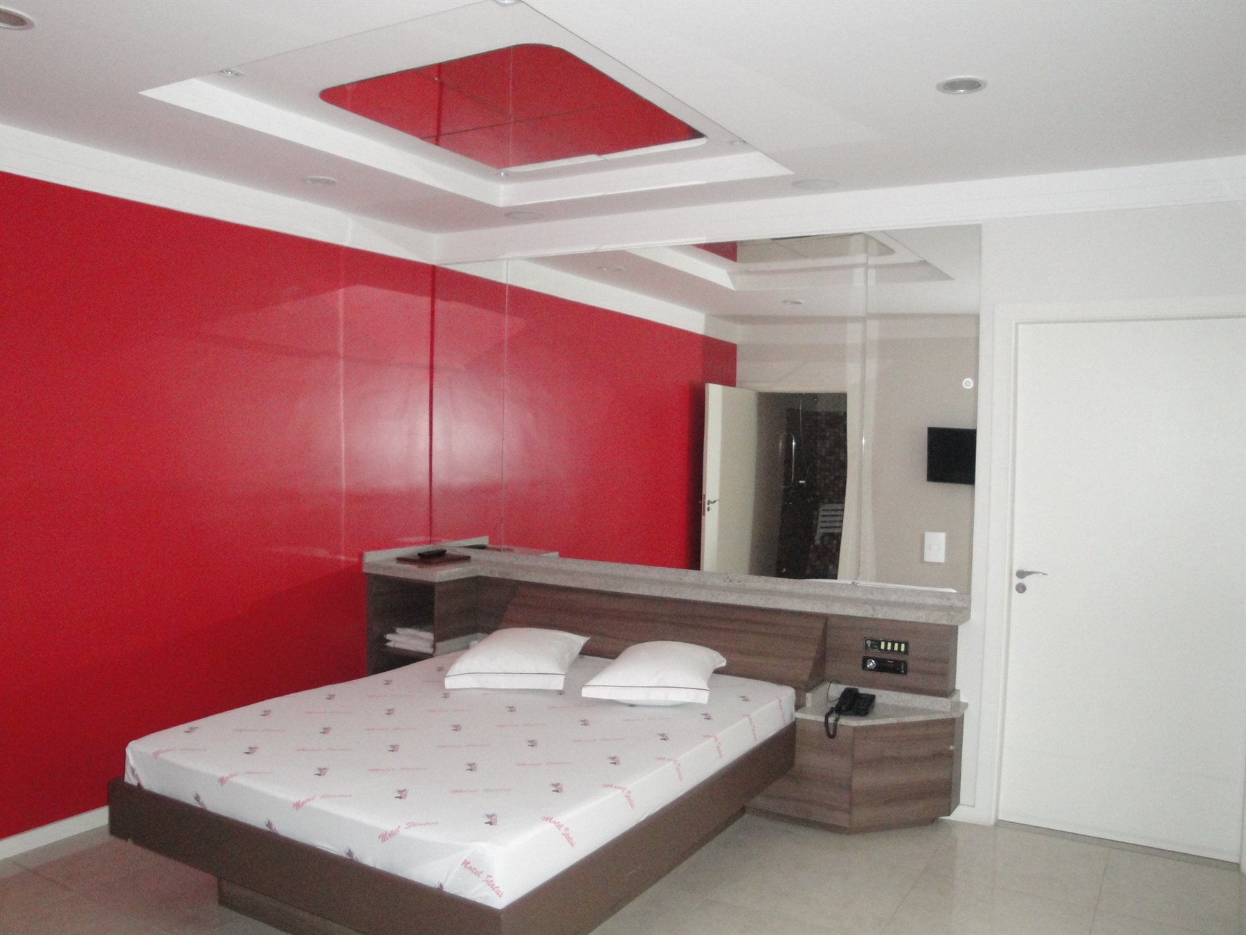 Interior da suíte com acessibilidade