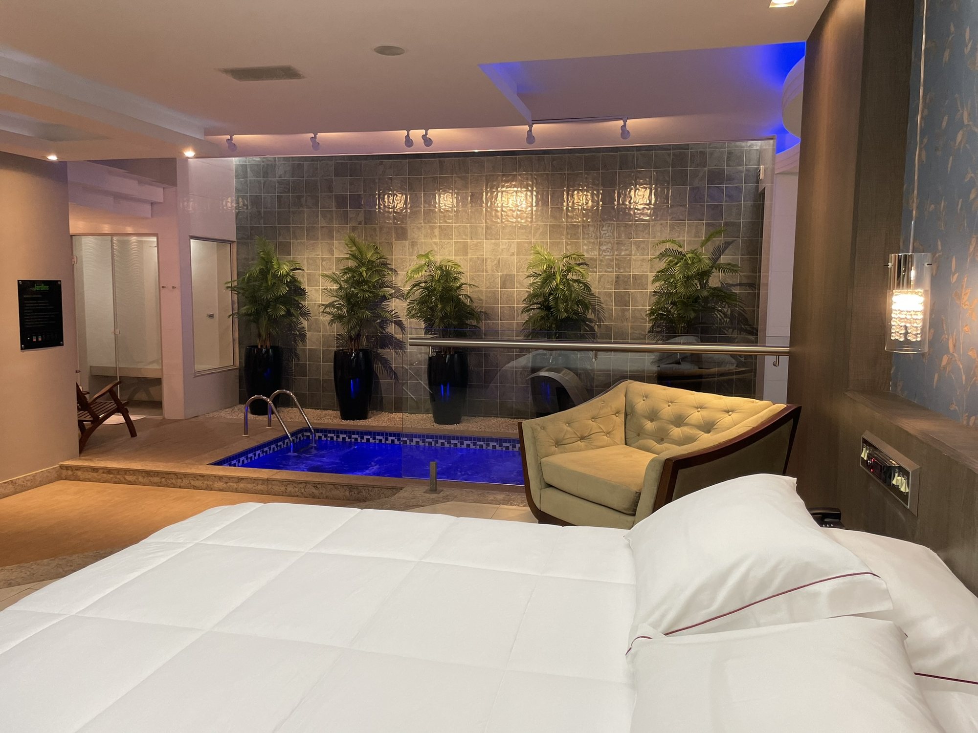 Vista da cama para a piscina e o jardim da Suíte Presidencial