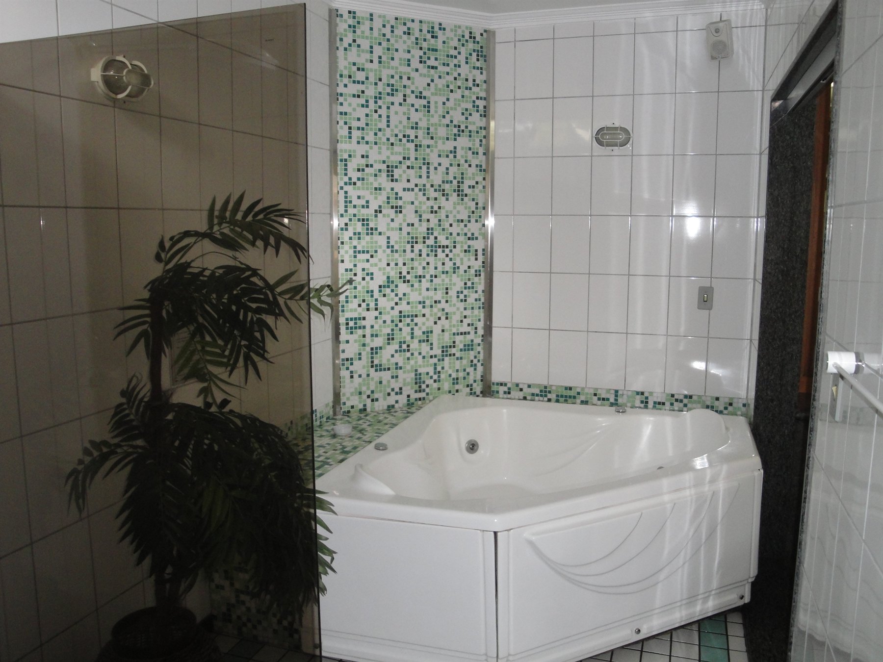 Banheira de hidromassagem da suíte Hidro e Sauna