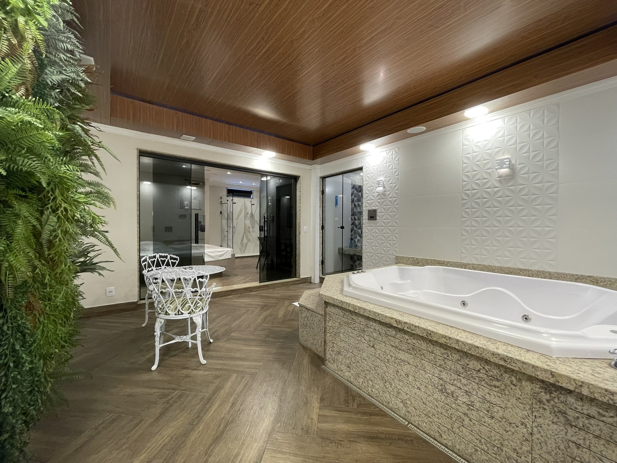 Hidromassagem para quatro pessoas com jardim vertical e teto de madeira na Suíte SPA
