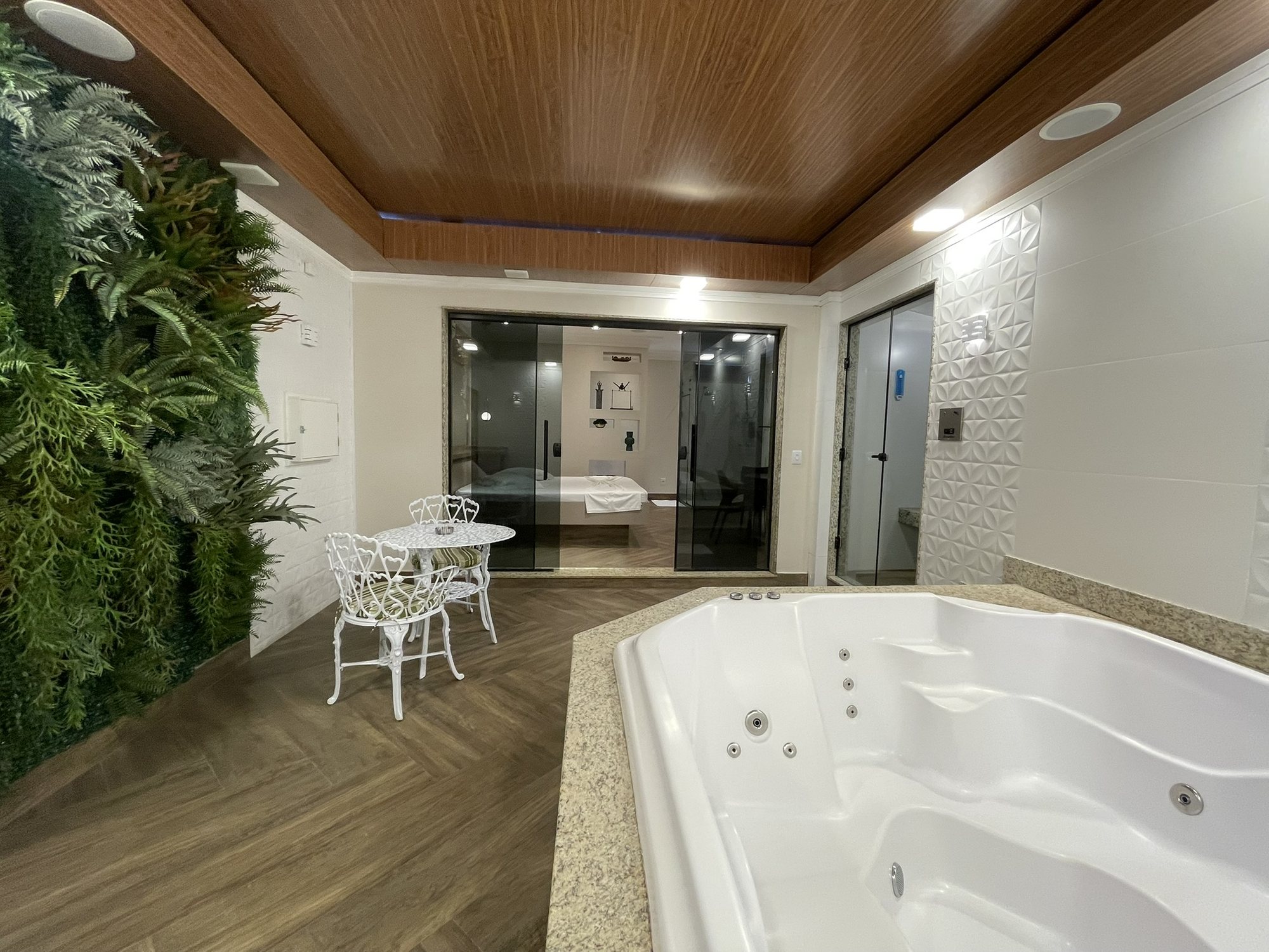 Hidromassagem da Suíte SPA vista a partir da porta de vidro