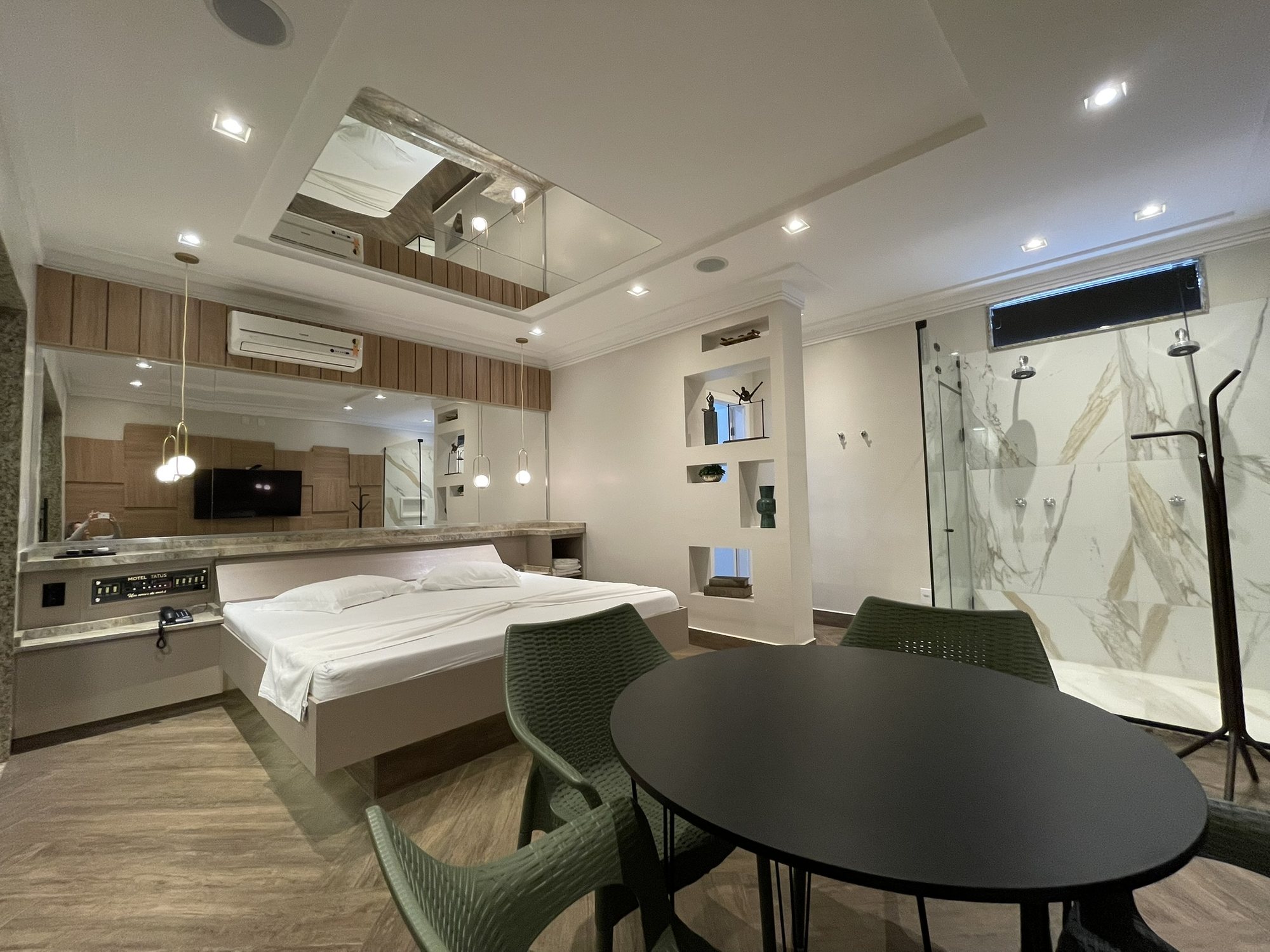 Mesa para refeições e cama da Suíte SPA