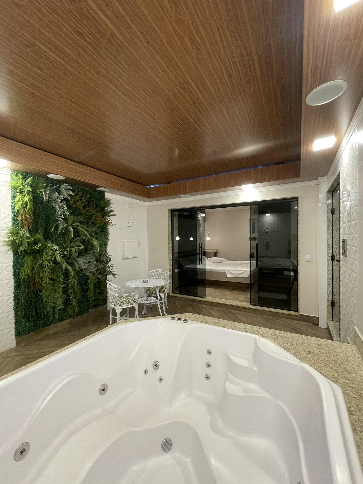 Detalhe da banheira de hidromassagem sob o teto de madeira