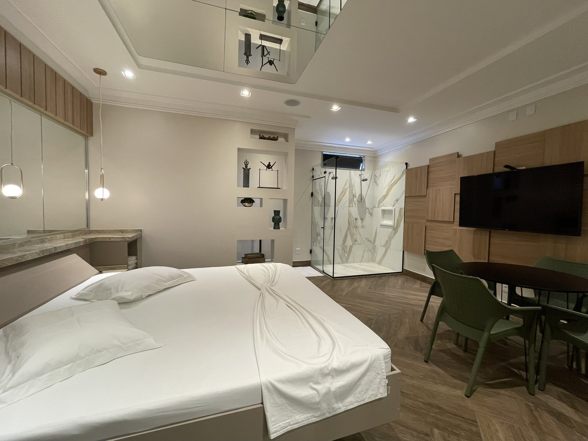 Quarto com Smart TV e acesso ao box