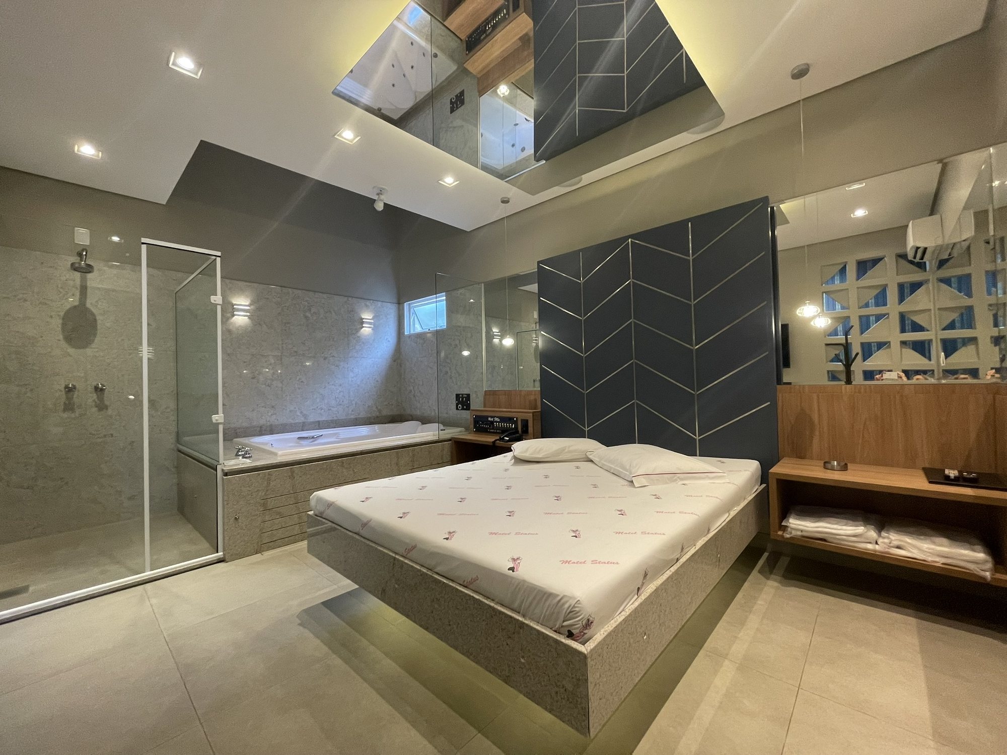 Suíte 17: cama suspensa, hidromassagem e box de vidro