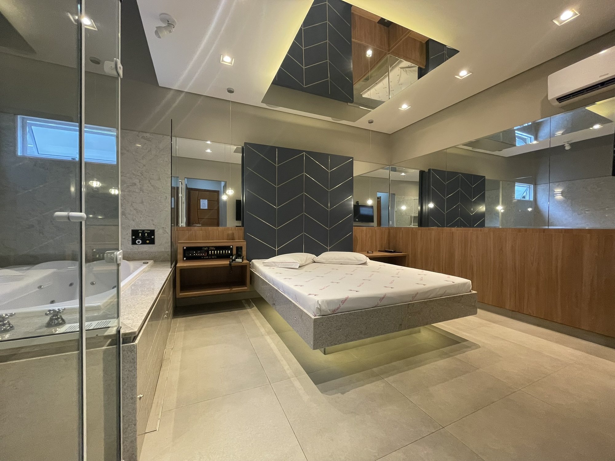 Suíte 17: quarto com espelho no teto e hidromassagem