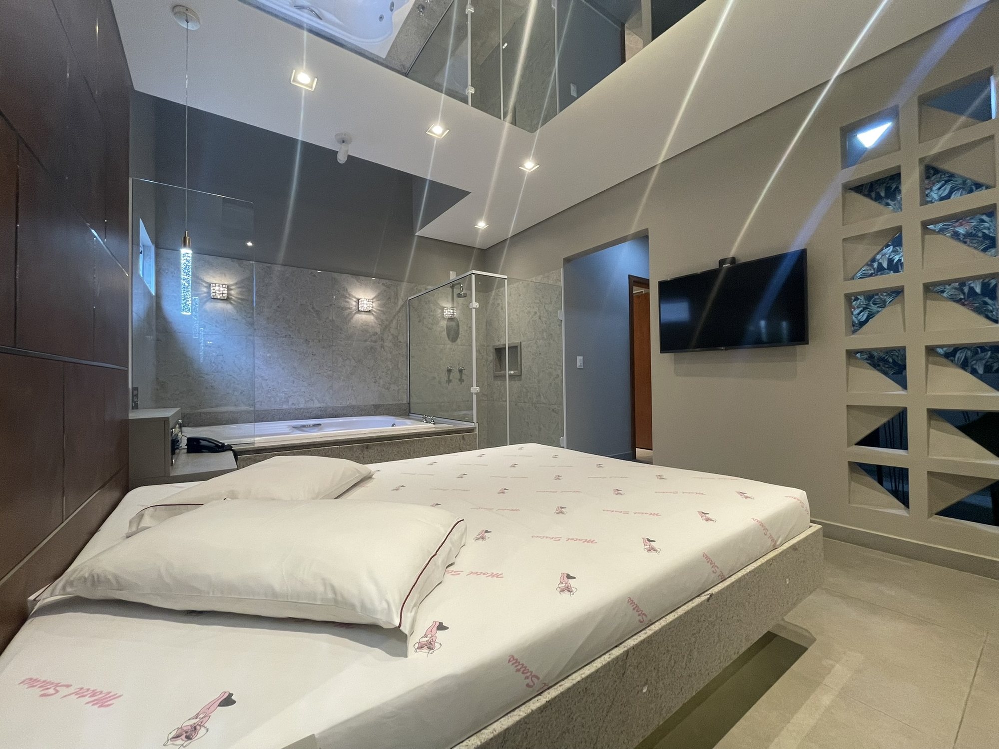 Suíte 16: cama, Smart TV e hidromassagem
