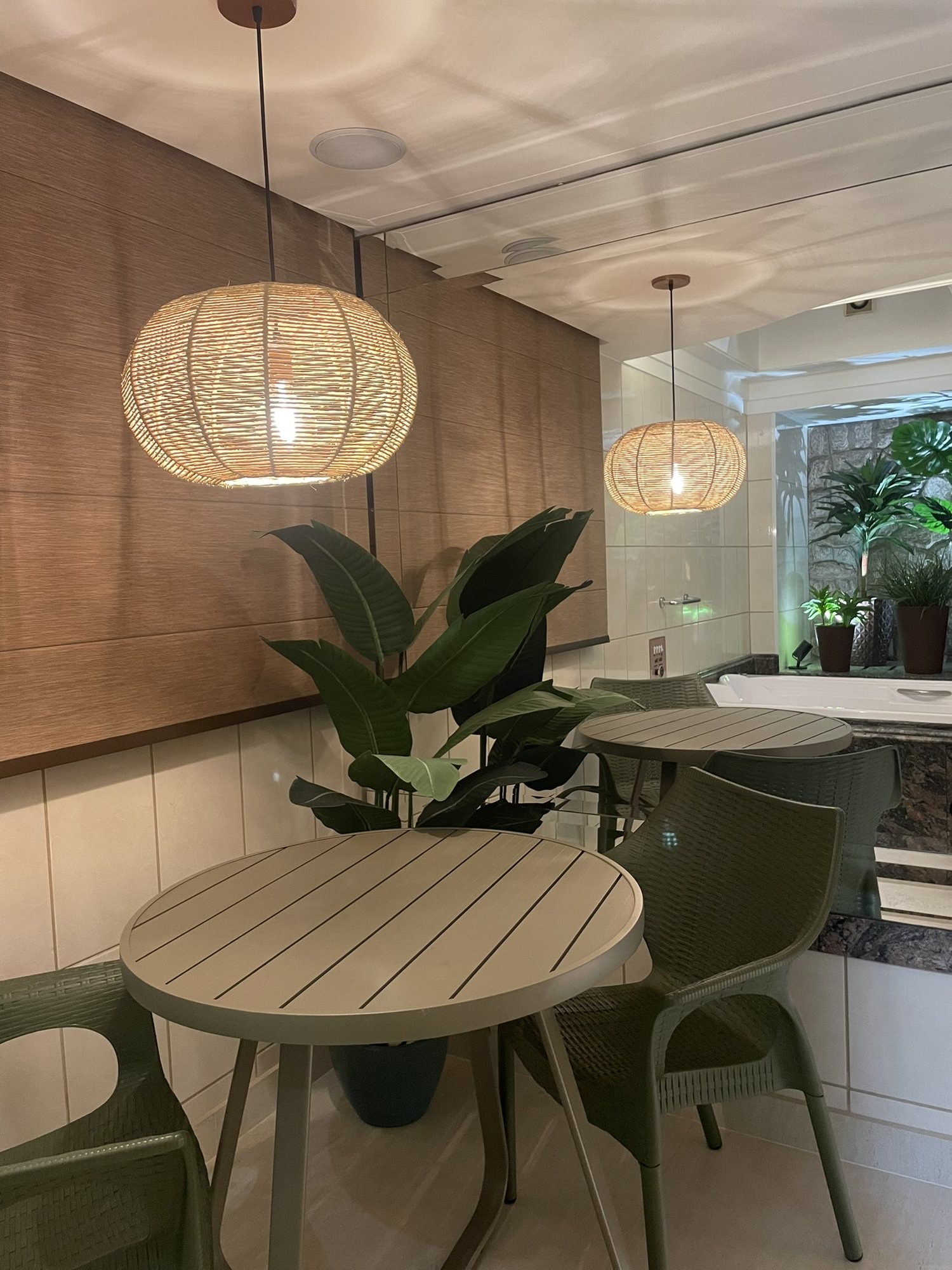 Suíte N: mesa para refeições junto às plantas