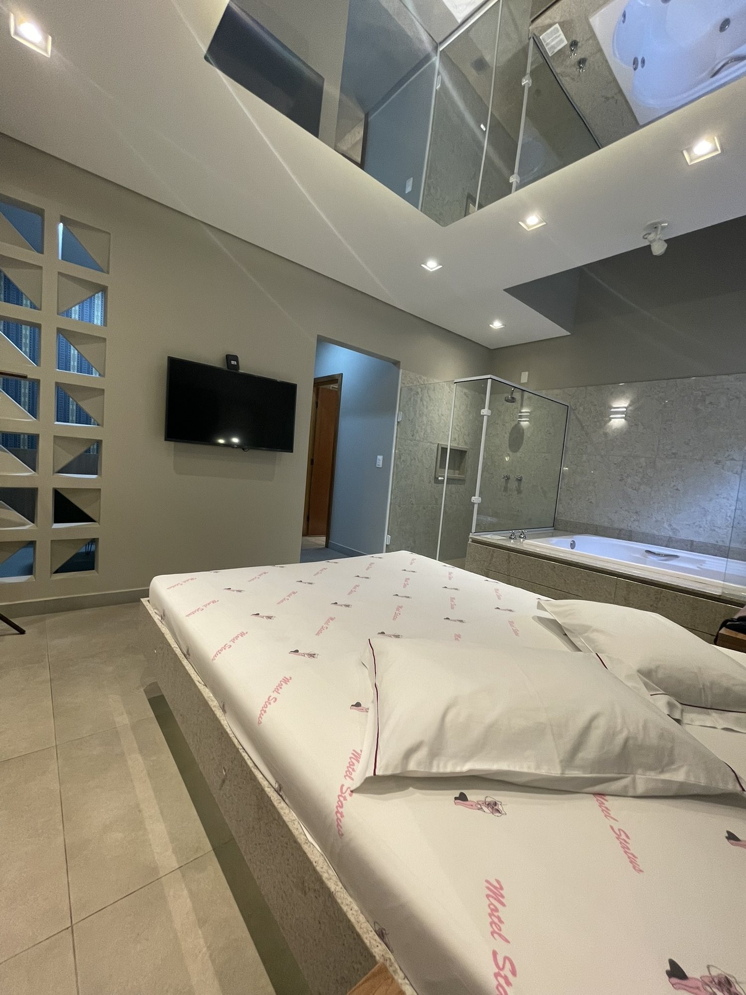 Suíte 17: cama vista de perto, com a hidro ao fundo